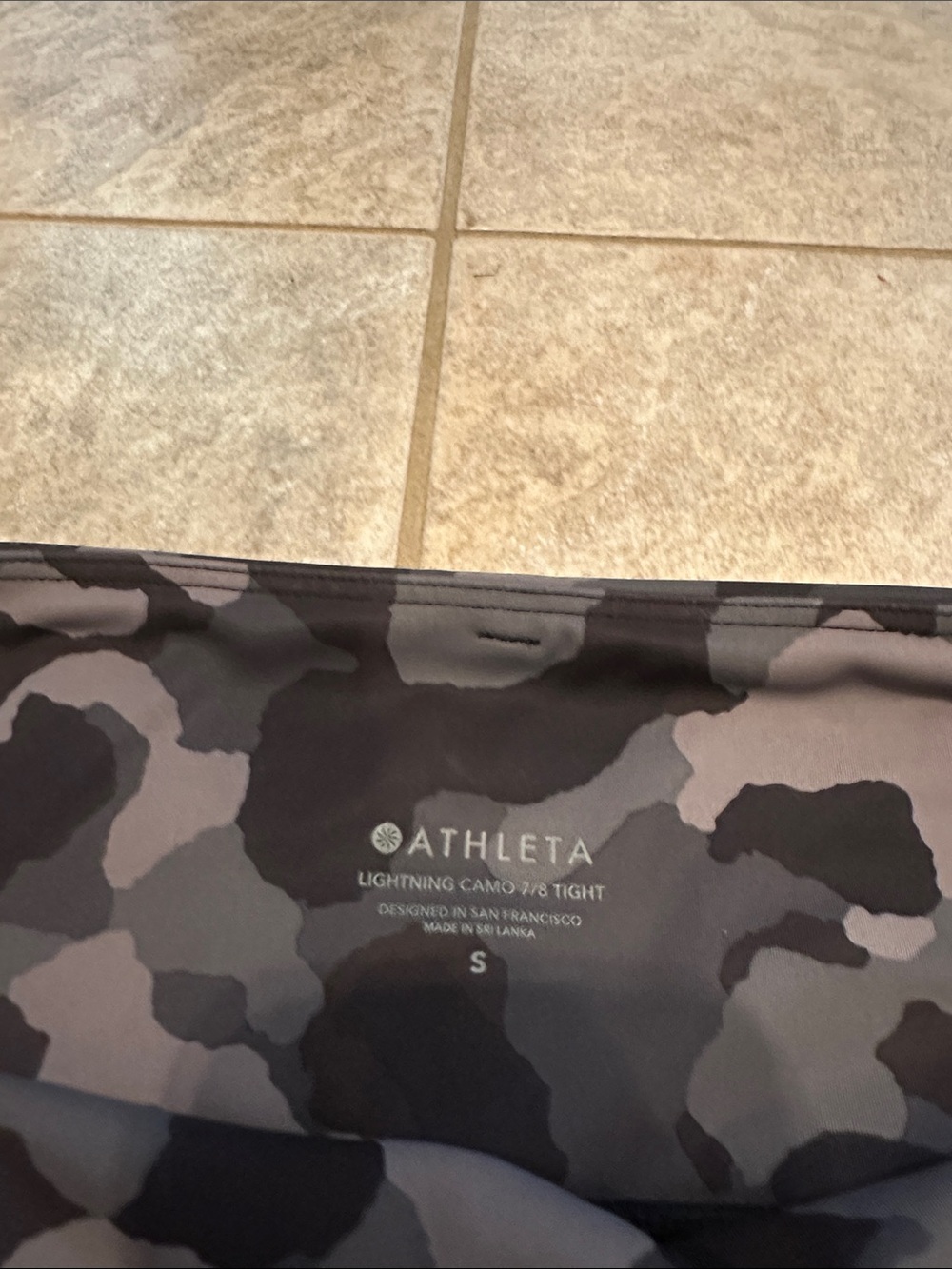 Athleta lightening Camo 7/8 Leggings - Black & Gray - Picture 4 of 6